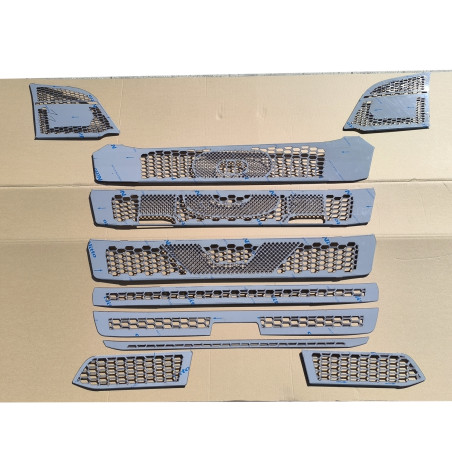 SCANIA NEXT GEN V8 S DEKOR REŠETKE NEHRĐAJUĆI KROM MODEL BEZ HALOGENA