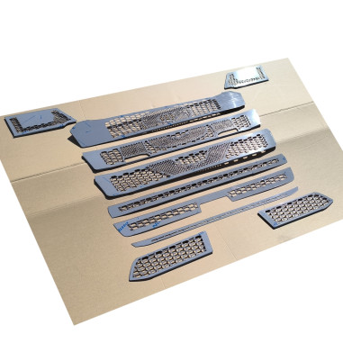 SCANIA NEXT GEN V8 S GRILL ROSTFRI KROMDEKOR (VERSION MED LAMPOR)