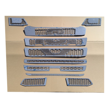 SCANIA NEXT GEN V8 S GRIL NEREZ CHROMOVÝ DEKOR (VERZE S LAMPY)