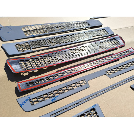 SCANIA NEXT GEN V8 S GRILL RVS CHROOM DECOR (VERSIE MET LAMPEN)