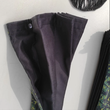 DEENSE SET: GROENE PLUCHE GORDIJNEN + ROLLEN + KUSSEN + DOBBELSTENEN