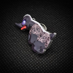 PIN "PATO ENOJADO" PELUCHE GRIS DANÉS 2