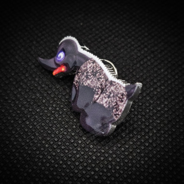 PIN'S "CANARD EN COLÈRE" PELUCHE GRISE DANOIS